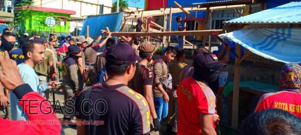 Pembongkaran Lapak Pedagang di Pasar Wua-Wua Berlangsung Ricuh
