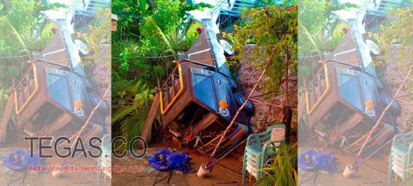 Jalan Licin, Mobil Pick Up Pengangkut Semen Terjun ke Jurang Sedalam 4 Meter