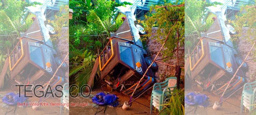 Jalan Licin, Mobil Pick Up Pengangkut Semen Terjun ke Jurang Sedalam 4 Meter