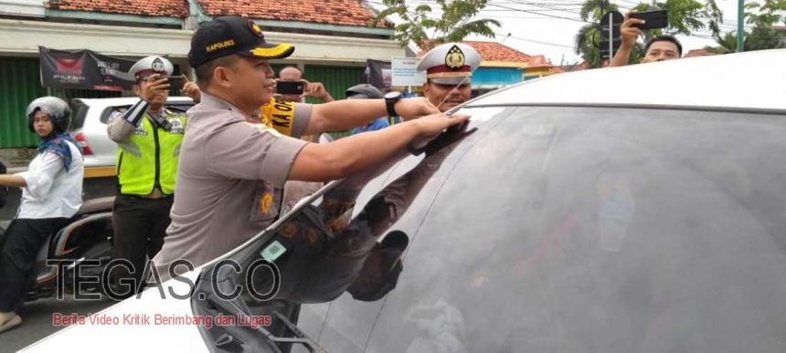 Kapolres Sampang Sosialisasi Milenial Rood Safety kepada Pengguna Jalan