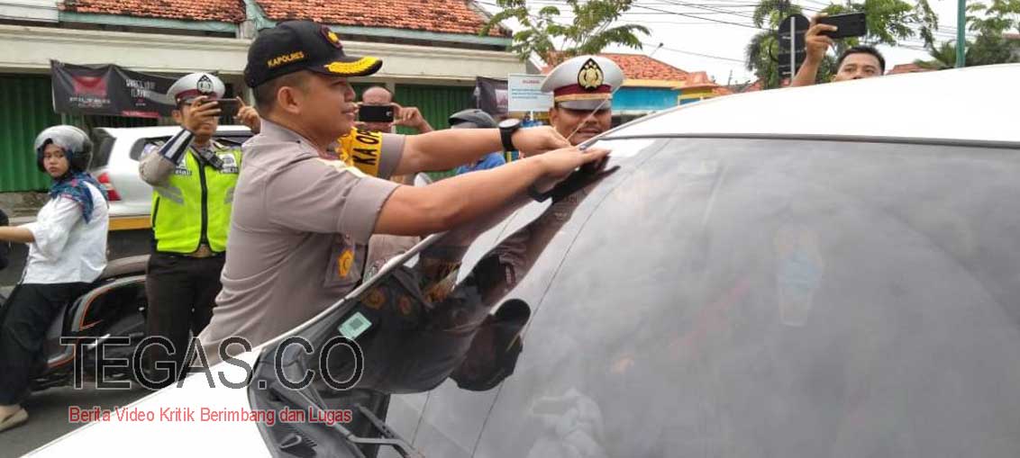 Kapolres Sampang Sosialisasi Milenial Rood Safety kepada Pengguna Jalan