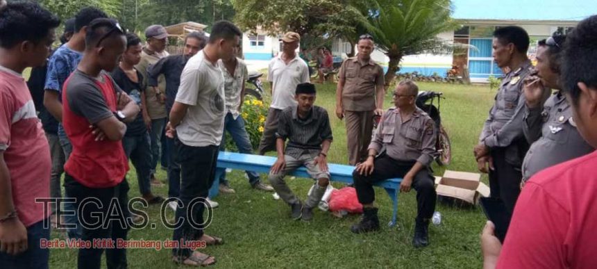 Jalan Tak kunjung Diperbaiki, Warga Tongkuno Lakukan Aksi Bakar Ban dan Blokir Jalan