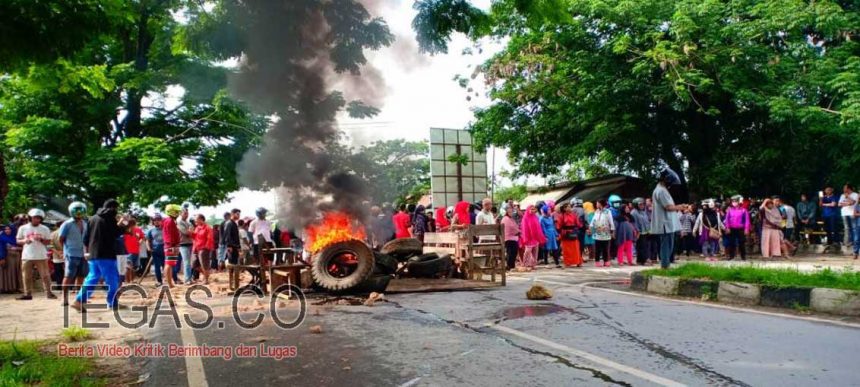 PKL Pasar Panjang Ngamuk Lawan Petugas dan Bakar Lapak Sendiri