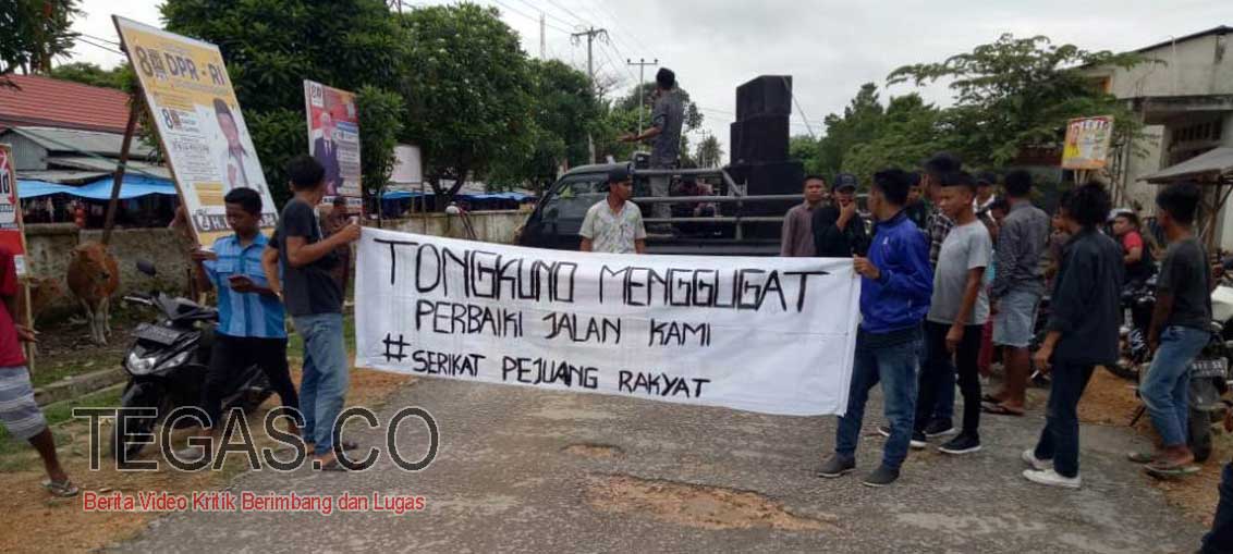 Jalan Tak kunjung Diperbaiki, Warga Tongkuno Lakukan Aksi Bakar Ban dan Blokir Jalan