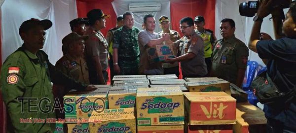 Polres Jakbar beserta Polsek Jajaran Bantu Korban Kebakaran di Tomang