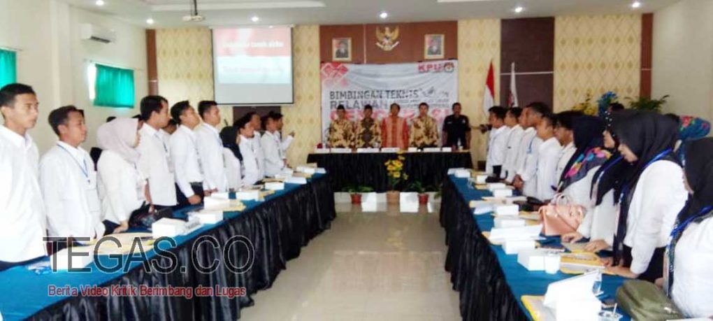 KPU Sampang Lantik Relawan Demokrasi Pemilu 2019