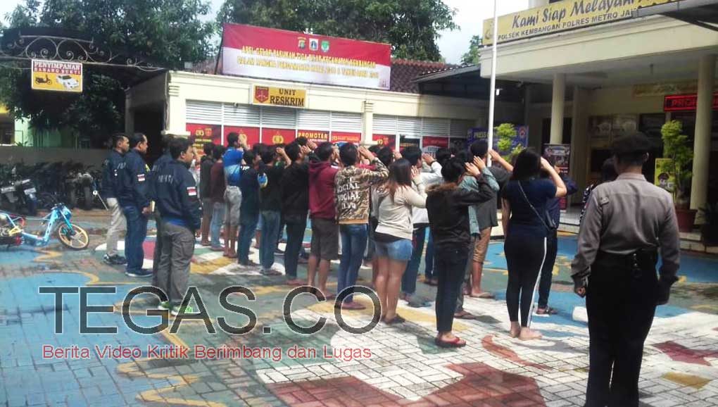 Terjaring Balap Liar, 45 Remaja ini Dihukum Hormat Bendera