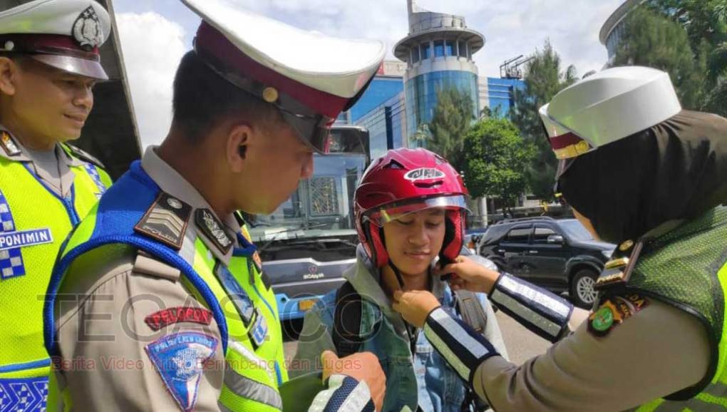 Tekan Angka Kecelakaan di Jalan, Polres Jakbar Bagi-bagi Helm dan Sticker