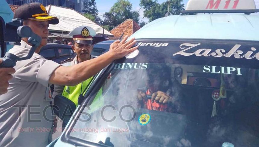 Tekan Angka Kecelakaan di Jalan, Polres Jakbar Bagi-bagi Helm dan Sticker