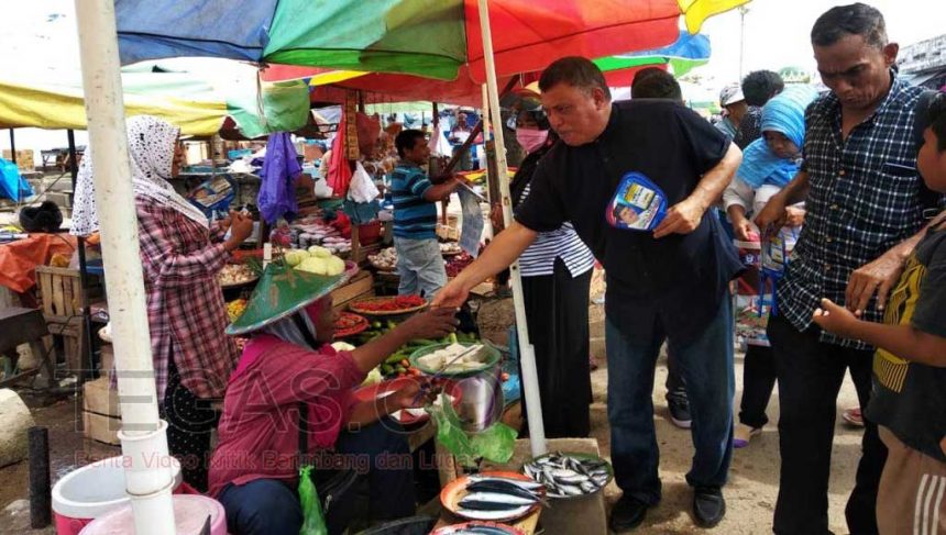 Umar Arsal Gelar Baksos dan Cek Harga Komoditas di Pasar Wameo