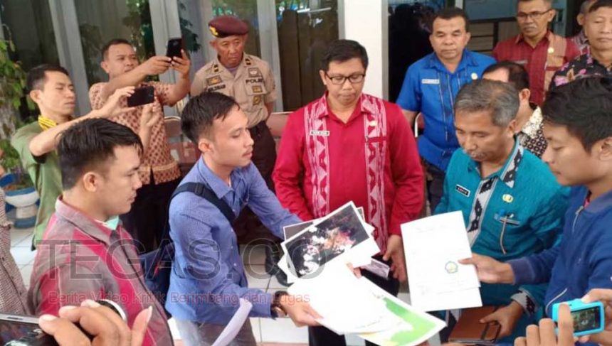Format Sultra Serahkan Dokumen ke Dishut Terkait Penambangan Ilegal PT. Bososi