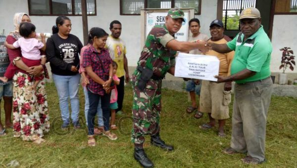 Satgas Yonif 725/Woroagi Berikan Bantuan Buku dan Alat Tulis di Sekolah Terpencil