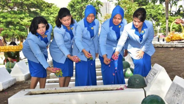 Jalasenastri Armada II Berziarah Ke TMP 10 Nopember Surabaya