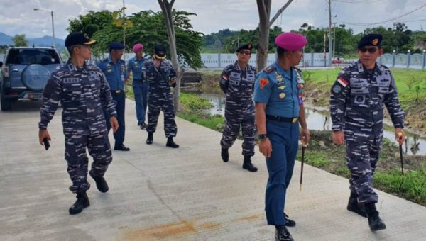 Sandar Di Mamuju, KRI YOS Menjadi Pusat Perhatian Masyarakat
