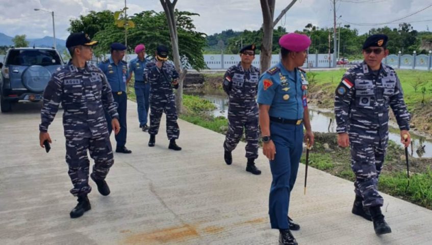 Sandar Di Mamuju, KRI YOS Menjadi Pusat Perhatian Masyarakat