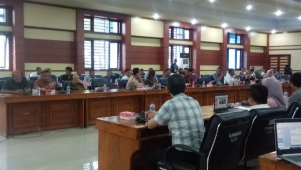 Wakil Ketua DPRD Sultra Muh Endang SA, (tengah-pakai Bathik) Heri Asiku (Paling Kanandan
