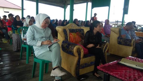 Hj. Nurlin Surunuddin Diminta Bantuan Talud Pemecah Ombak dan Perumahan