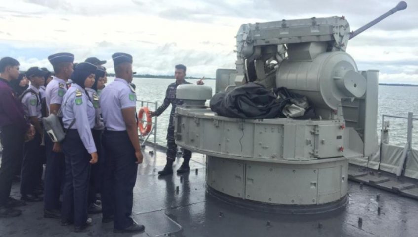 Sandar di Kotabaru, KRI Fatahillah Pukau Para Pelajar