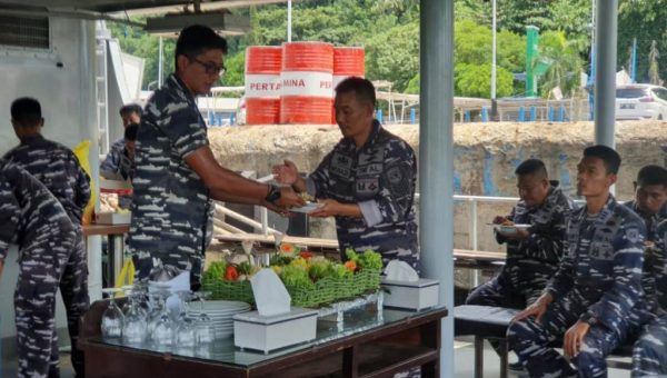 Komandan KRI Nala - 363 Rayakan Ulta Prajurit di Medan Operasi