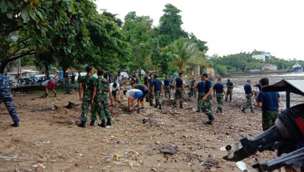 Prajurit KRI Fatahillah Bersihkan Pantai Mayaria, Kendari