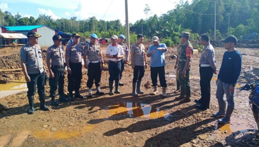 Polres Konut Gelar Baksos Bantu Korban Banjir Bandang di Huntara Desa Puusuli