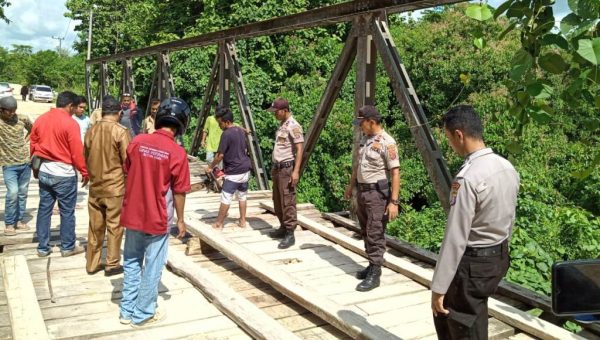 Polsek Kulbar Bersama Warga Gotong Royong Benahi Jembatan