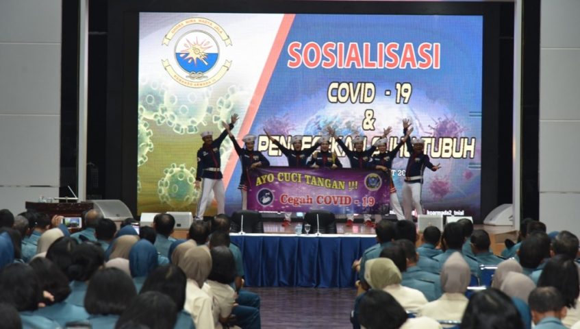 Prajurit Koarmada II Serius Mengikuti Sosialisasi Covid-19 Oleh Tim RSAL