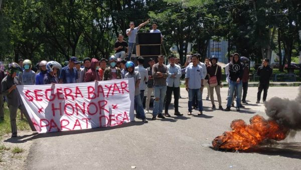 16 Bulan Honor Aparat Desa Belum Dibayar, AMMB Gelar Unjukrasa
