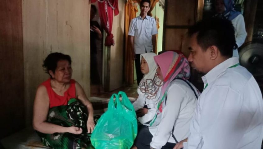 Seorang Nenek Berusia 70 Tahun Dibantu Sembako Dari Yayasan AMM Kolut 