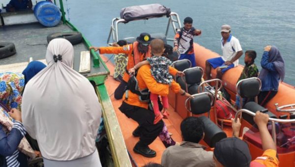 Tim SAR Kendari Evakuasi 23 Penumpang Kapal Motor Wia-Wia