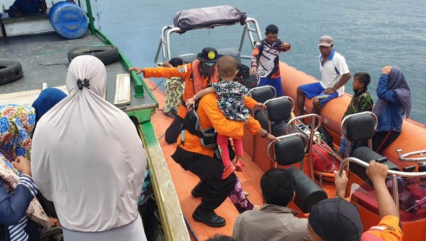 Tim SAR Kendari Evakuasi 23 Penumpang Kapal Motor Wia-Wia