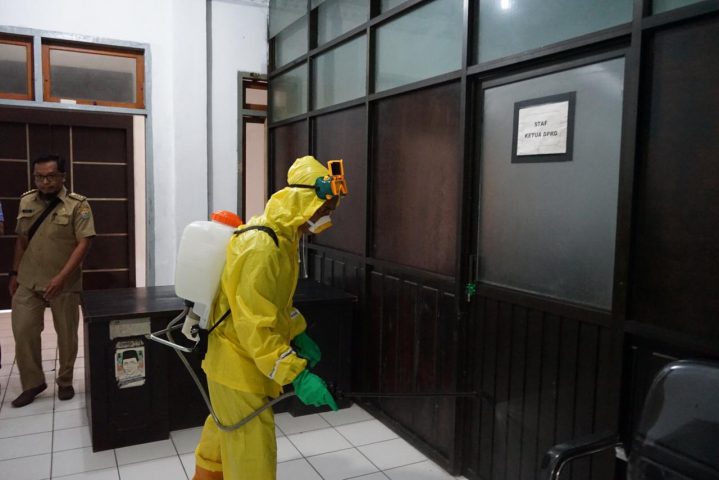 Cegah Covid-19, Sekretariat DPRD Sultra Disemprot Disinfektan