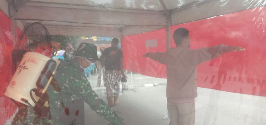 Anggota dan Tamu Korem 143/HO Diperiksa dan Disemprot Antiseptik Covid-19