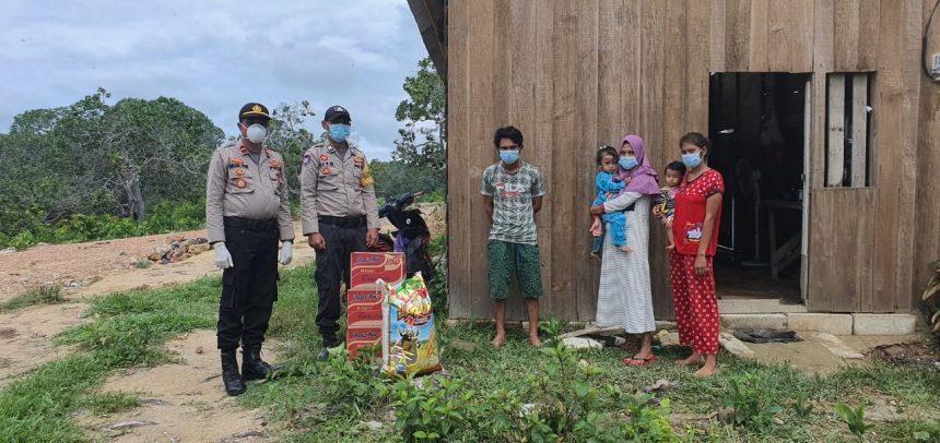 Polsek Moramo Utara Bantu Sembako Kepada OPD Covid-19 di Desa Tanjung Tiram