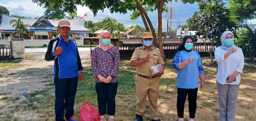 Cegah Covid-19, Kader Demokrat Bagi Masker dan Penyemprotan Disinfektan