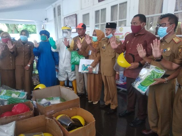 Wali Kota Baubau Bersama Jajarannya  Urunan Beli APD Covid-19