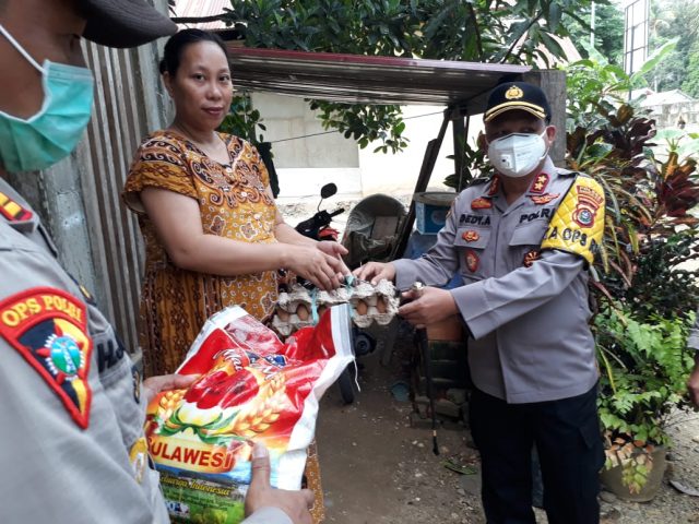 Polres Konsel Bagikan Sembako Gratis kepada Warga Kurang Mampu