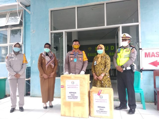 Kapolres Baubau Antarkan APD Level III Kepada BLUD RSUD Palagimata