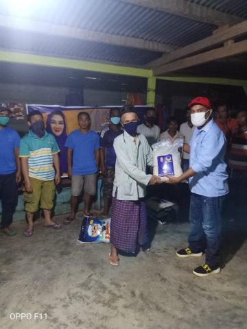 Ringankan Beban Warga Akibat Covid-19, Hj Tina Nur Alam Bantu Beras