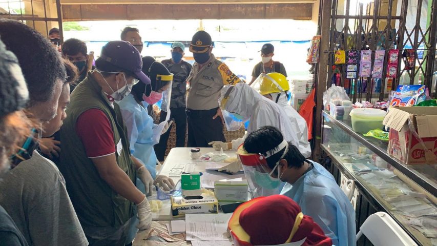Pedagang dan Pengunjung Pasar Ikut Rapid Test Gratis Dari IDI Sultra