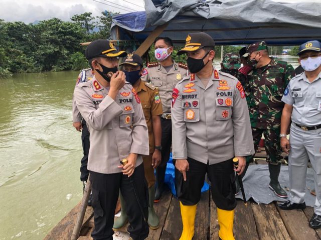 Kapolda Bersama Danrem 143 HaluOleo Pantau Banjir di Konawe Utara