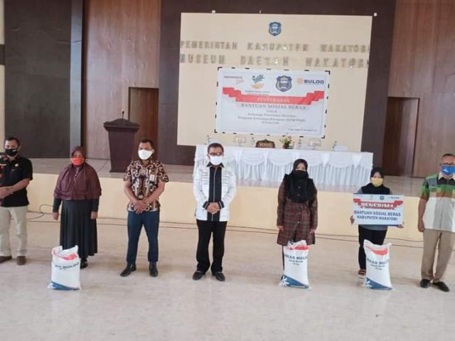 Pemda Wakatobi Salurkan Bantuan Beras ke Warga Penerima PKH