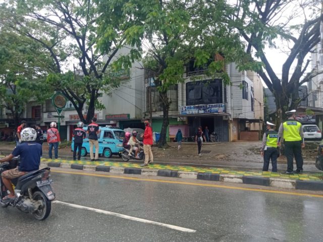 Cegah Covid-19, Pemda Sultra Lakukan Bagi-bagi Masker