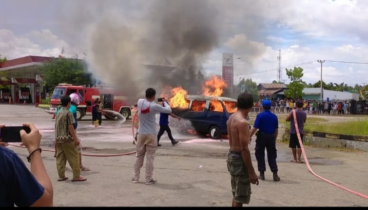 Sebuah Mini Bus Terbakar di SPBU Raha