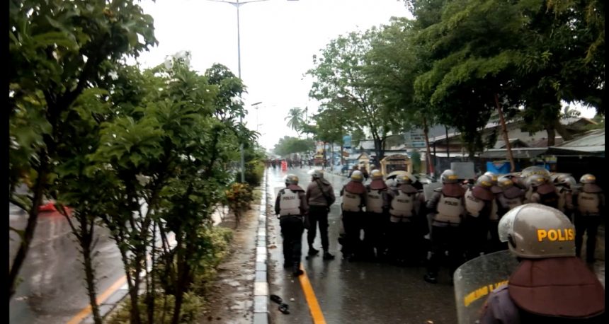 Demo Tolak UU Cipta Kerja di DPRD Kolaka Polisi Pukul Mundur Mahasiswa Hingga di Jalan Raya