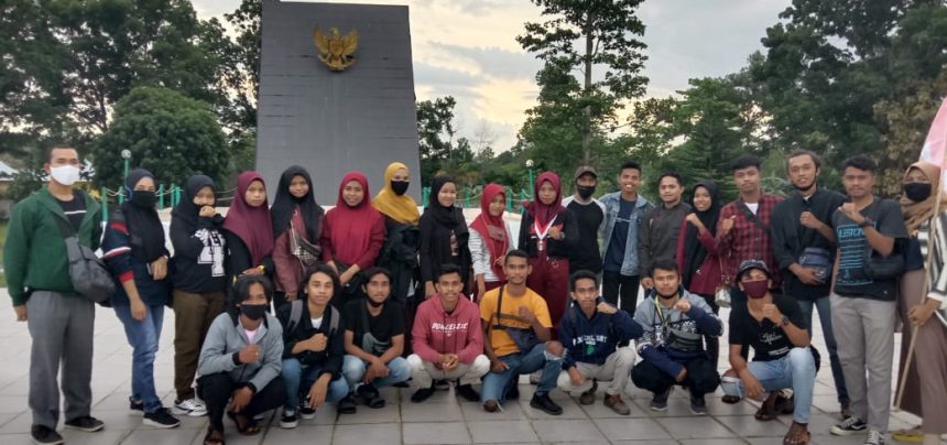 DPC GMNI Kunjungi Taman Makam Pahlawan Warubangga Kendari