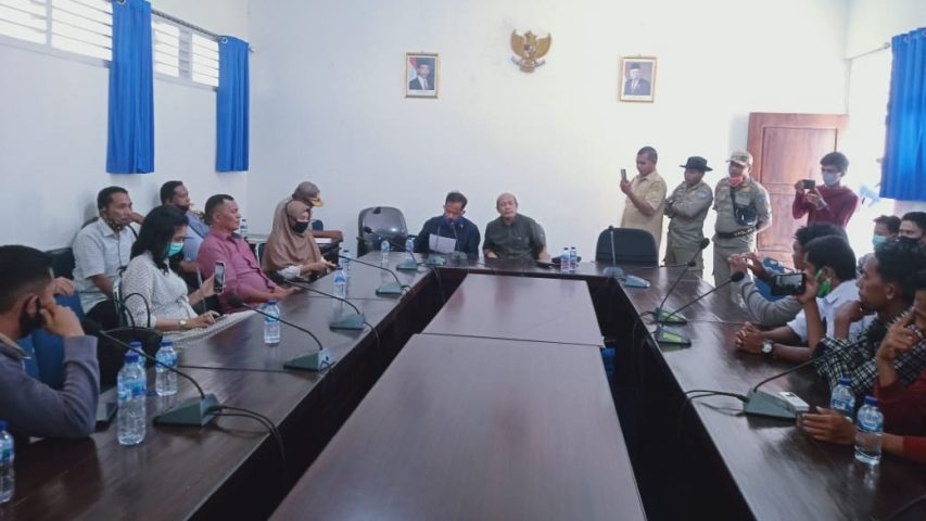 Aksi Tolak UU Omnibus Law DPRD Busel Berakhir Damai.