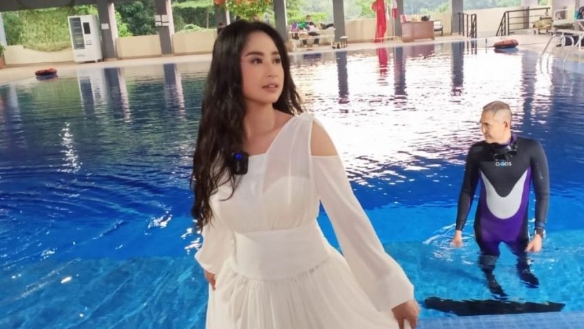 Dewi Perssik Terlihat di Kolam 16 Meter, Untuk Apa?