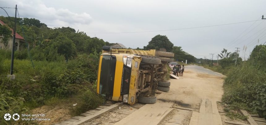 Diduga Melebihi Muatan Truk Terbalik di Jembatan Langara&ndash;Lampeapi