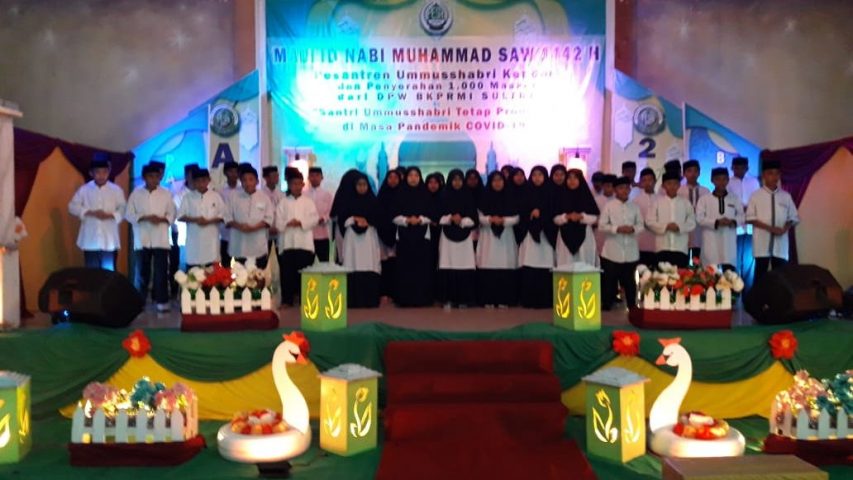 Ummusabri Kendari Peringati Maulid Nabi dan Pembagian 1000 Masker